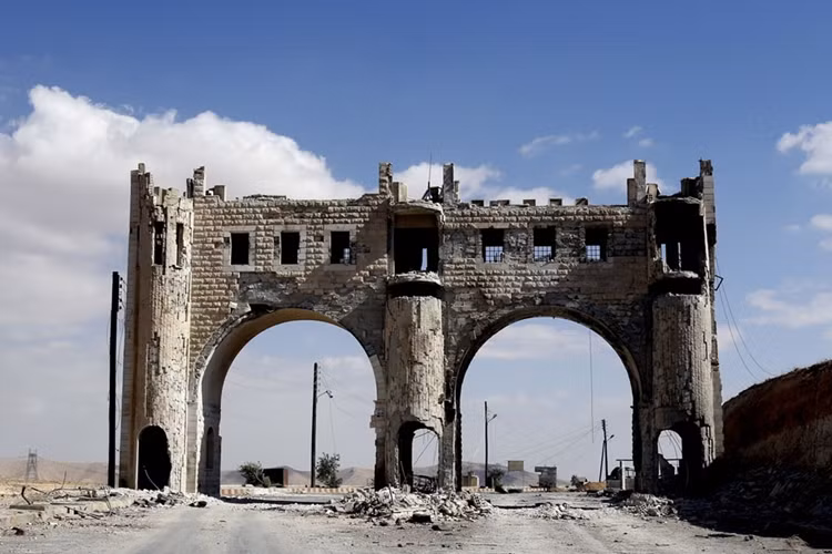 Một cửa ô đi vào thành phố Maalula bị chiến tranh tàn phá.