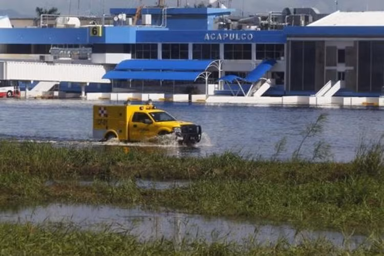 Một chiếc xe chở hàng chạy trong sân bay Acapulco ngày 18/9/2013.