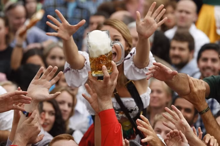 Do du khách quá đông, nên mọi người vẫn phải háo hức chờ đợi.