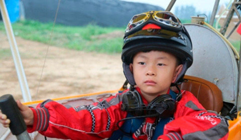 Phi công trẻ Dodo đã được ghi danh vào Sách kỷ lục Guinness là người đàn ông trẻ nhất thế giới tự mình điều khiển máy bay.