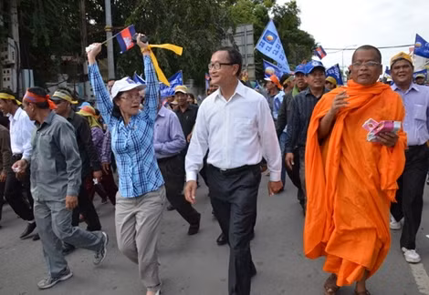 Thủ lĩnh Sam Rainsy dẫn đầu đoàn biểu tình của đối lập đến Quảng trường Dân chủ bất chấp lệnh cấm của Bộ Nội vụ. (Ảnh: Trần Chí Hùng/Vietnam+)