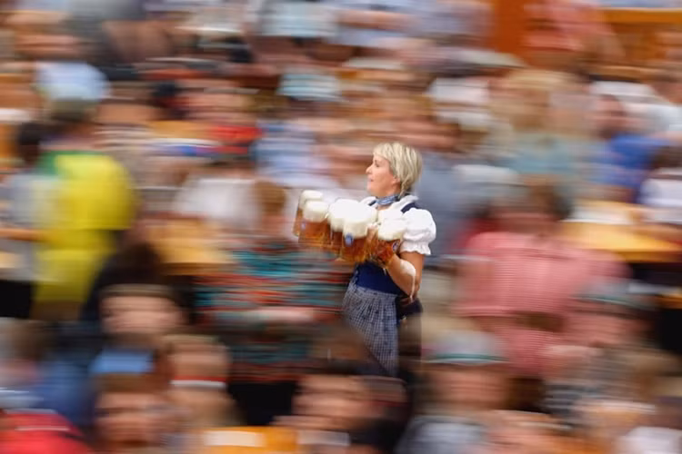 Đội ngũ tiếp viên xinh đẹp, nhiệt tình.