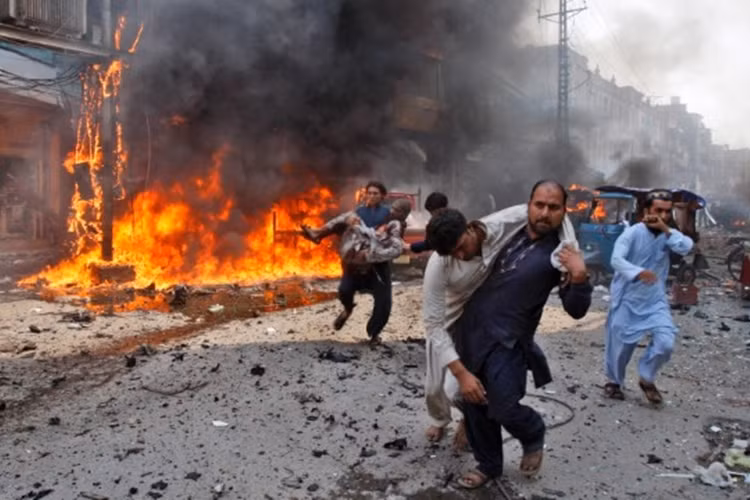 Vụ tấn công mới nhất này xảy ra vào giờ cao điểm sáng tại khu chợ Qissa Khawani cổ nhất của thành phố, gần một đền thờ Hồi giáo và một trạm cảnh sát.