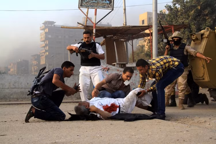 Tướng cảnh sát Ai Cập Nabil Farag bị tử thương, sau khi bị phiến quân Hồi giáo bắn ở thị trấn Kerdasa, gần Kim tự tháp Giza.