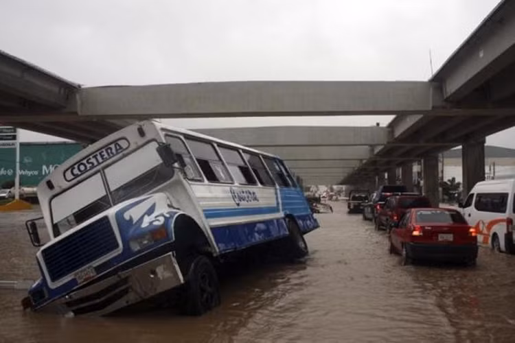 Một chiếc xe bus bị sập bẫy trong làn nước.