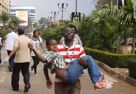 Nhân viên an ninh cứu người khỏi trung tâm mua sắm Westgate ở thủ đô Nairobi, Kenya.