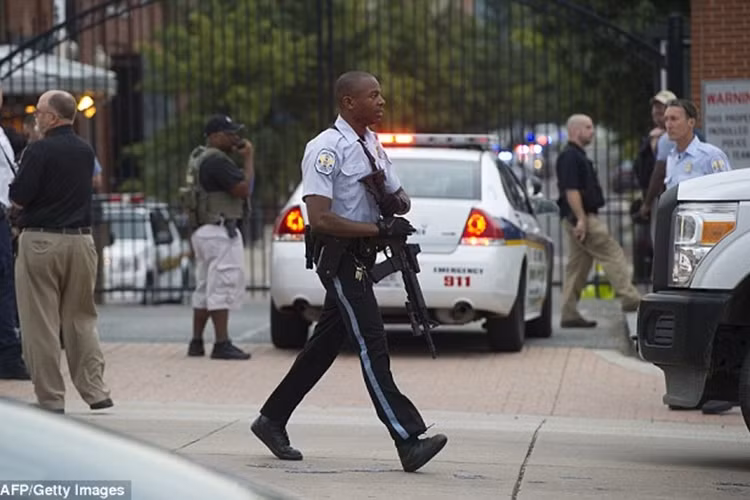 Cảnh sát phong tỏa Công xưởng Hải quân để săn lùng thủ phạm.