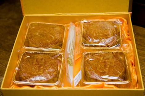 Các doanh nhân Trung Quốc không ngại biếu những hộp bánh Trung thu có giá trên 2.000 nhân dân tệ (318 USD) kèm theo phong bì để mưu cầu quan hệ.