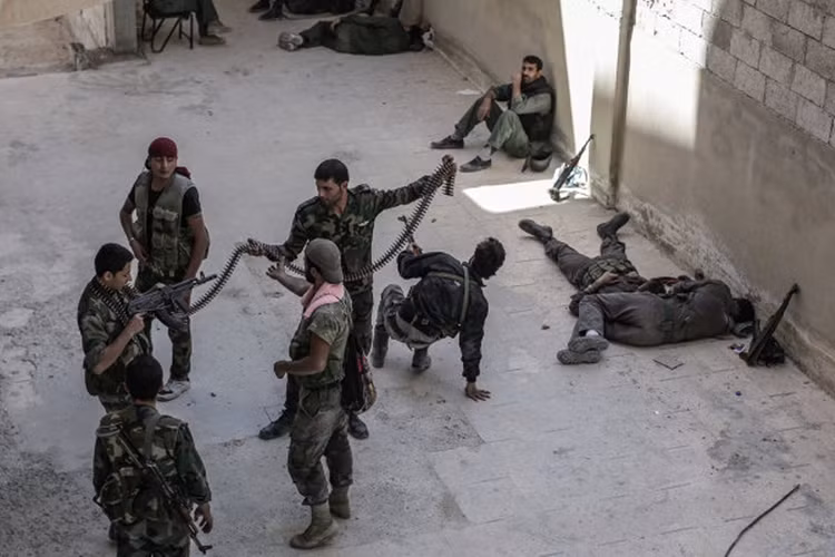 Phiến quân đã đánh chiếm Maaloula ngày 5/9. Trong ảnh quân chính phủ nghỉ ngơi và chuẩn bị tấn công giữa hai đợt pháo kích.