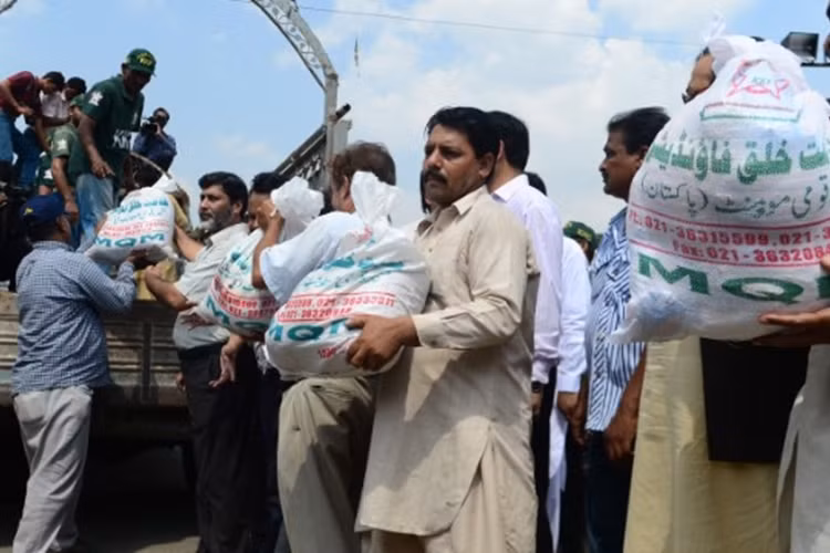 ...và phân phát lương thực cho những người bị hoạn nạn.