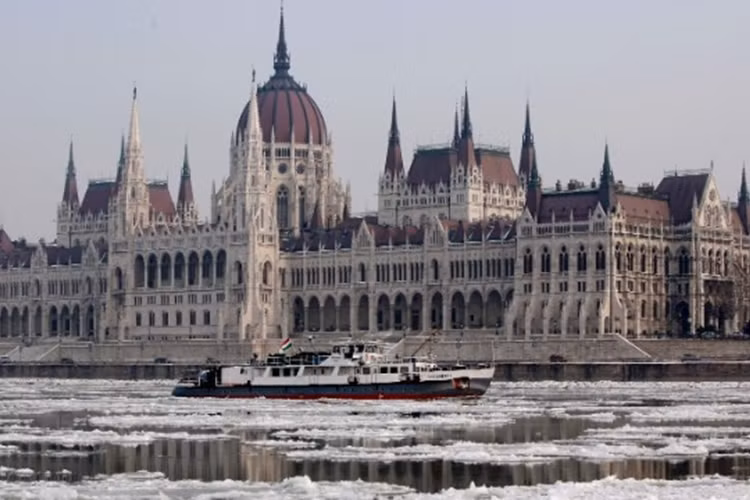 Budapest xếp thứ 3, với 8/12 số ví được trả về cho chủ cũ.