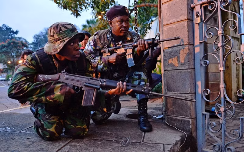 Binh sĩ Kenya bao vây bên ngoài trung tâm mua sắm.
