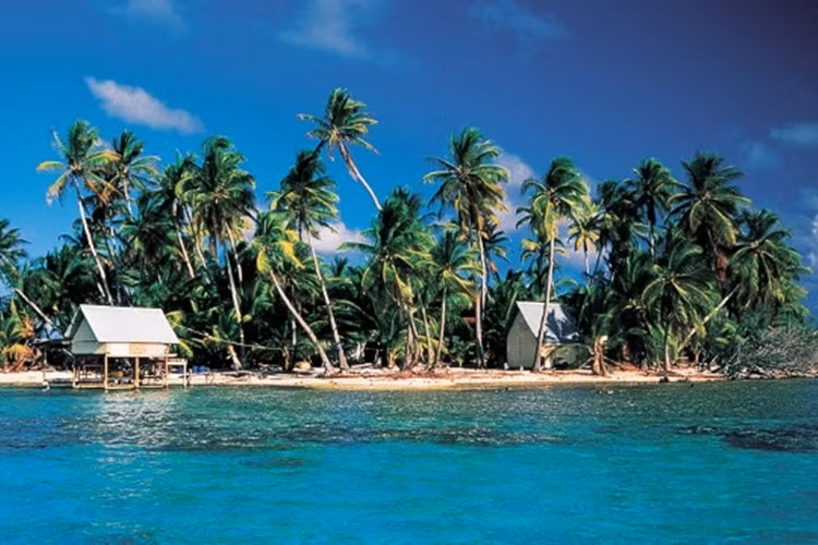 Manihi là hòn đảo dành cho những người mê cảnh hoang sơ hùng vĩ và ít để ý đến chuyện đôi khi bị mất điện và thích các món ăn dân dã.