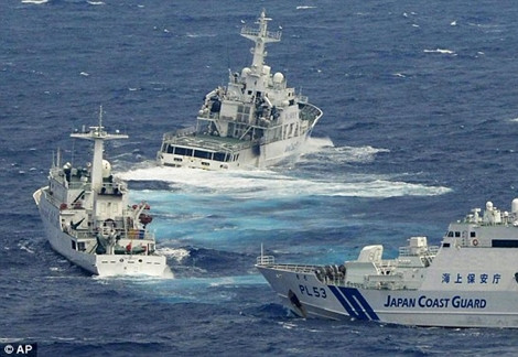 Cảnh rượt đuổi hai tàu Cảnh sát biển Nhật Bản và tàu công vụ Trung Quốc