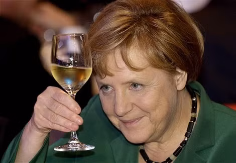 Thủ tướng Đức Angela Merkel nâng ly mừng "siêu chiến thắng".