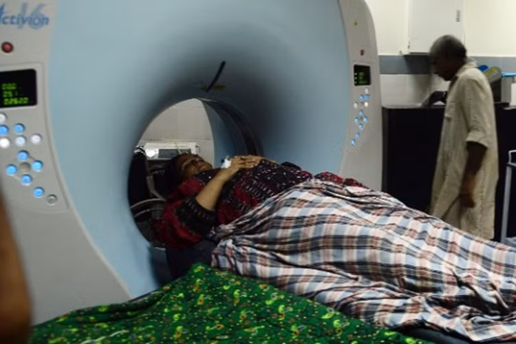 Một phụ nữ bị thương được điều trị tại bệnh viện.