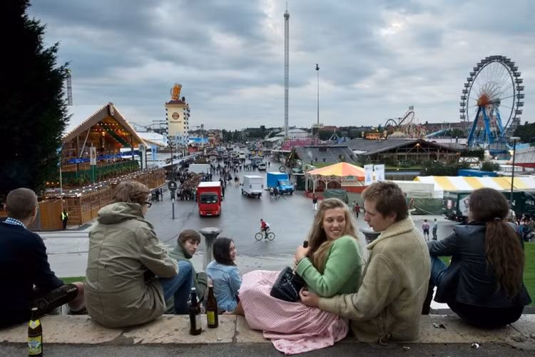 Trước khi được uống những vại bia đầu tiên, du khách có thể "khai vị" bằng những chai bia Đức đặc sản...