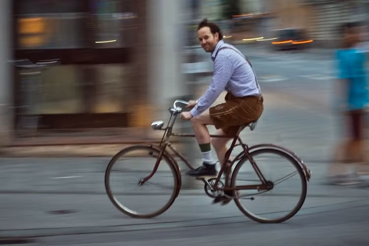 Phút thảnh thơi hiếm hoi trên đường phố sẽ ở trong tình trạng "thiết quân luật" kéo dài hai tuần.