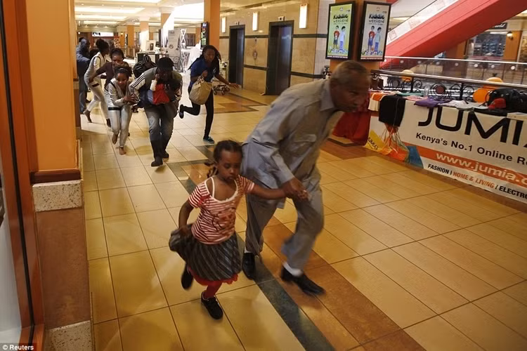 Chạy trốn khỏi cuộc giao tranh giữa các lực lượng an ninh và quân khủng bố Al-Shabab. những kẻ thực hiện vụ tấn công để trả đũa việc Kenya can thiệp quân sự vào Somalia.