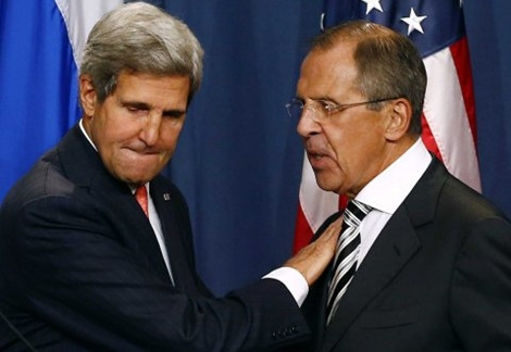 Ngoại trưởng Nga Sergei Lavrov thắng Ngoại trưởng Mỹ John Kerry (trái) tại Geneva.