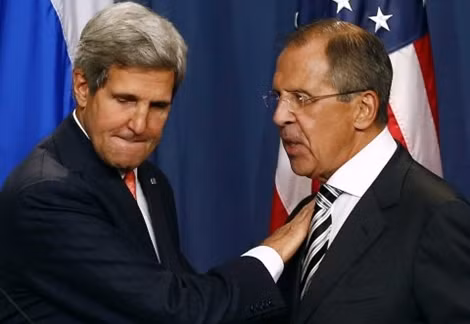 Ngoại trưởng Nga Sergei Lavrov thắng Ngoại trưởng Mỹ John Kerry (trái) tại Geneva.