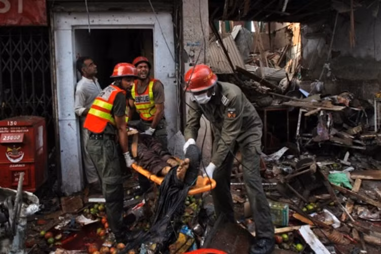 Nhân viên cứu hộ cáng người bị thương ra khỏi đống đổ nát.