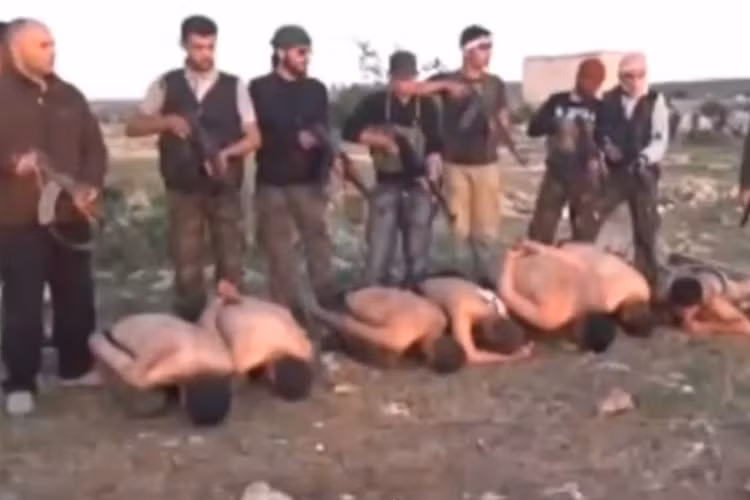 Một số nhóm phiến quân hành xử vô cùng dã man, buộc dân chúng phải tuân thủ Luật Hồi giáo Sahria nghiệt ngã. Một đoạn video được tung lên mạng cho thấy phiến quân hành quyết 7 tù binh là quân chính phủ.