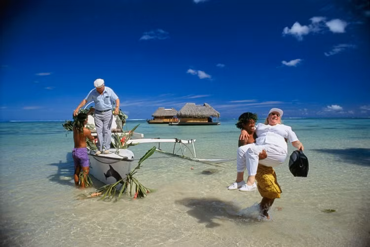 "Tahiti trong năm 1997": Bức ảnh này cho thấy hai mặt của một thiên đường. Đó là vẻ đẹp tuyệt vời của miền nhiệt đới và tàn dư của chế độ thực dân Pháp.