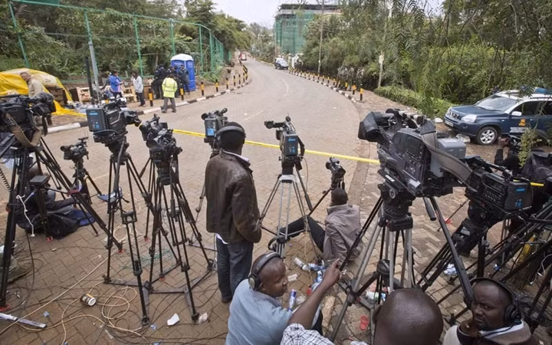 Các cơ quan truyền thông đưa tin diễn diễn chiến dịch giải thoát con tin ở Nairobi 24/24 giờ.