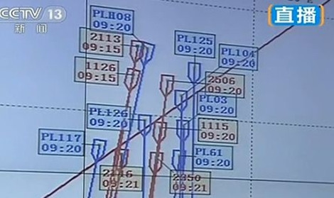 Đội hình "cài răng lược" của 7 tàu Cảnh sát biển Nhật Bản (màu xanh) kèm sát 7 tàu Cảnh sát biển Trung Quốc ngoài Senkaku.