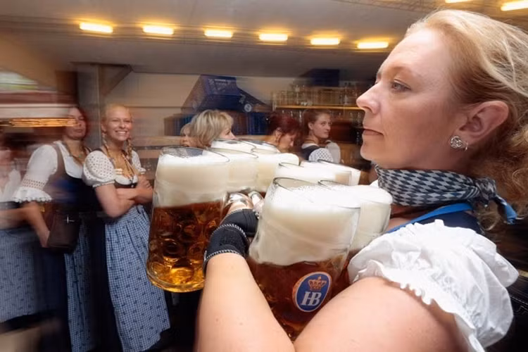 Giá một vại bia 1 lít ở đây đắt nhất là 9,85 Euro.