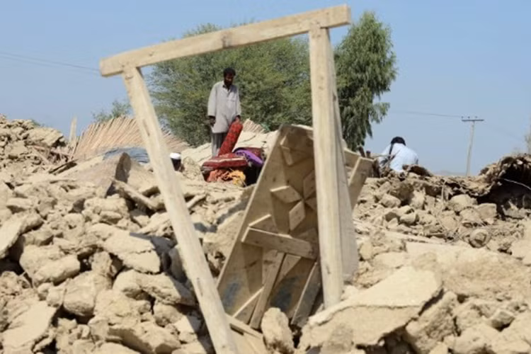 Trước đó, ngày 24/9, trận động đất có cường độ 7,7 độ Richter cũng ở tỉnh Balochistan đã phá hủy 21.000 ngôi nhà, khiến cho 366 người chết và 765 người khác bị thương.