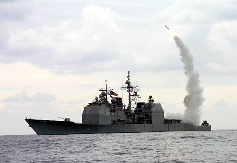 Tàu chiến Mỹ phóng tên lửa hành trình Tomahawk.