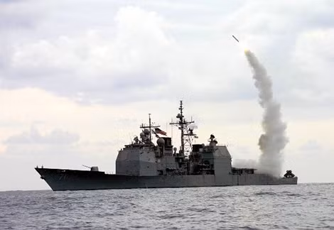 Tàu chiến Mỹ phóng tên lửa hành trình Tomahawk.