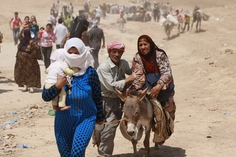 Những người tị nạn Syria vượt biên sang Iraq. Hơn 30.000 người Kurd đã chạy sang Iraq.