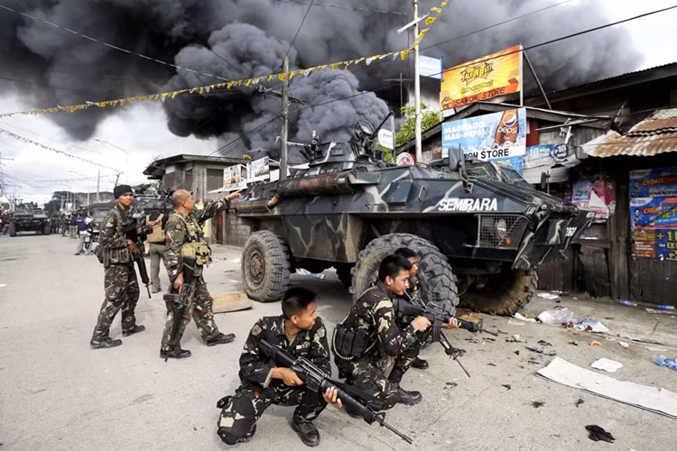 Các lực lượng vũ trang Philippines bao vây đám phiến quân đang cầm giữ gần 200 con tin và cuộc đối đầu đã kéo sang ngày thứ 4.