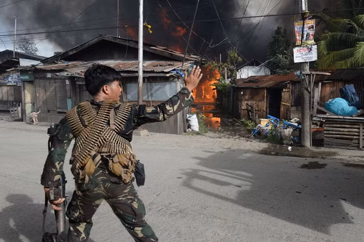 Quân chính phủ tấn công, trong khi các phiến quân MNLF biến gần 200 con tin thành lá chắn sống ở thành phố Zamboanga..