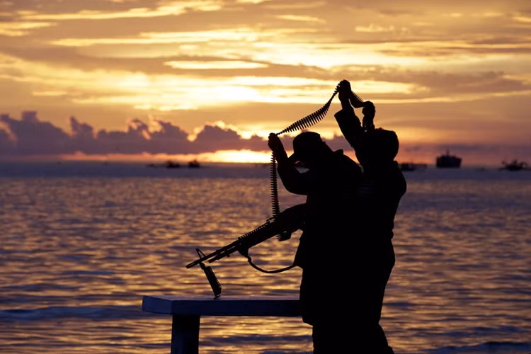 Trong khi đó, hai nhóm khác bao gồm 150 phiến quân cũng tấn công các thị trấn khác trên đảo Basilan gần kề, bắn bị thương 3 binh sĩ Philippines.