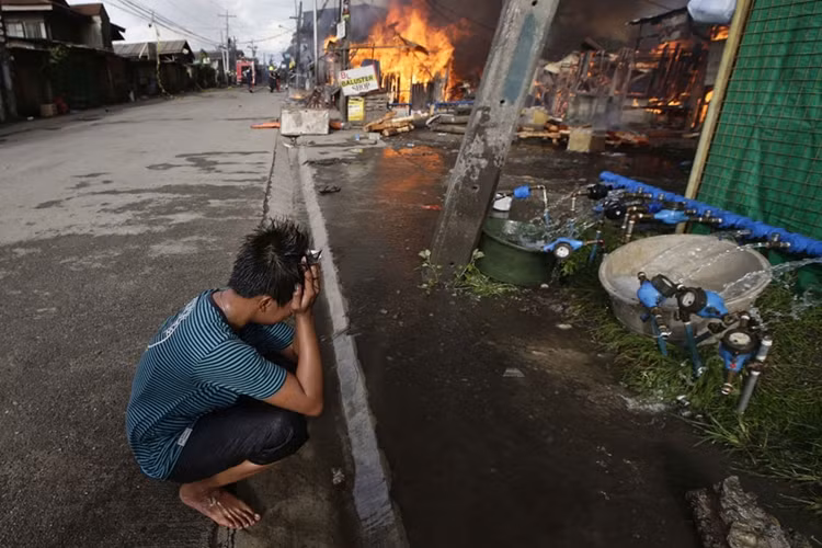 Rốt cuộc, họ cũng đành chịu bó tay, mặc cho ngọn lửa hoành hành.