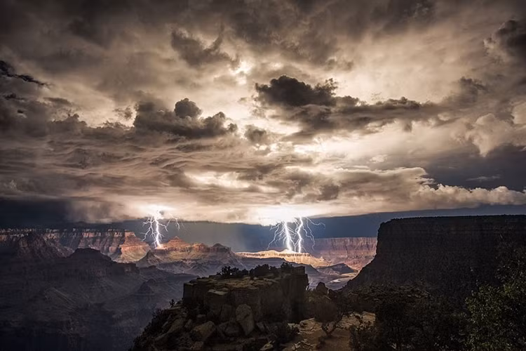 Nhiếp ảnh gia Rolf Maeder đã chụp được cảnh sét đánh vô cùng hiếm thấy ở Grand Canyon, Mỹ.