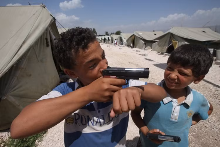 Trò chơi quen thuộc của trẻ em Syria tị nạn ở Lebanon là súng đạn. Chỉ riêng Lebanon đã có 700.000 người tị nạn Syria.