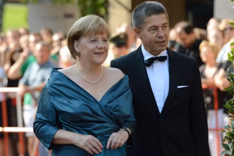 Thủ tướng Angela Merkel là người rất mê nhạc kịch. Trong ảnh bà cùng người chồng hiện nay là Joachim Sauer tham dự lễ khai mạc Lễ hội nhạc kịch Bayreuth Wagner trong tháng 6/2012.