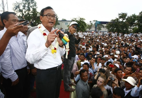 Chủ tịch CNRP Sam Rainsy phát biểu trước những người biểu tình.