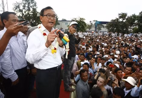 Chủ tịch CNRP Sam Rainsy phát biểu trước những người biểu tình.