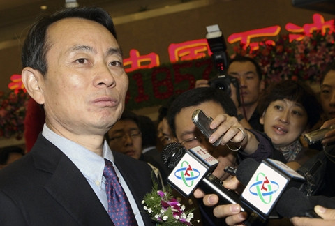 Cựu Chủ tịch CNPC Tưởng Khiết Mẫn trả lời phỏng vấn của báo giới.