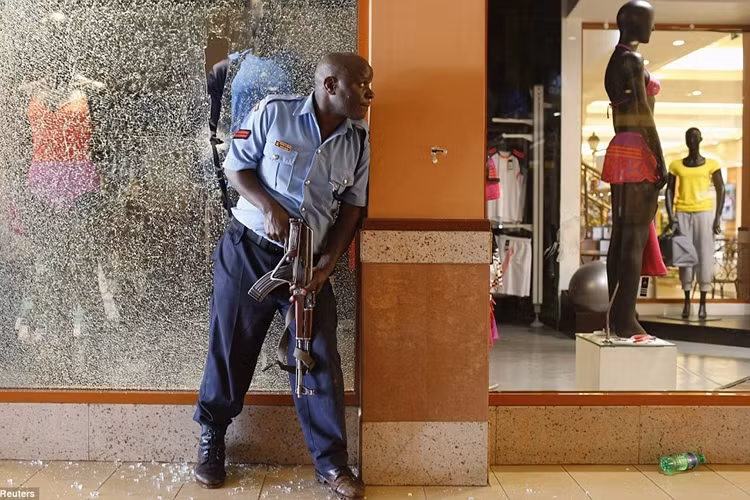 Giao tranh khiến nhiều quầy hàng bị hư hại nặng nề, khi các lực lượng an ninh truy lùng những kẻ tấn công.