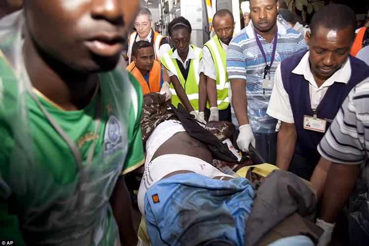 Chuyển người bị thương lên xe cấp cứu.