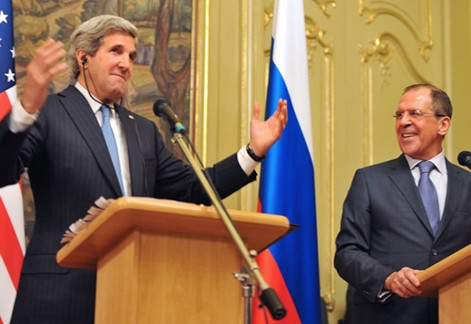 Ngoại trưởng Mỹ John Kerry (trái) và Ngoại trưởng Nga Sergei Lavrov tại một cuộc họp báo chung.