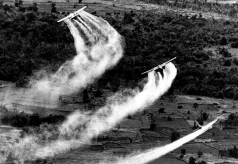 Máy bay Mỹ rải chất độc da cam xuống Việt Nam.