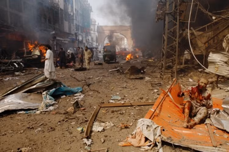 Ít nhất 40 người chết và 100 người bị thương trong vụ đánh bom xe ngày 29/9 tại một khu chợ ở thành phố Peshawar, Pakistan.